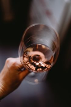 手握精致的玫瑰酒杯，优雅精致尽显，自带柔焦效果