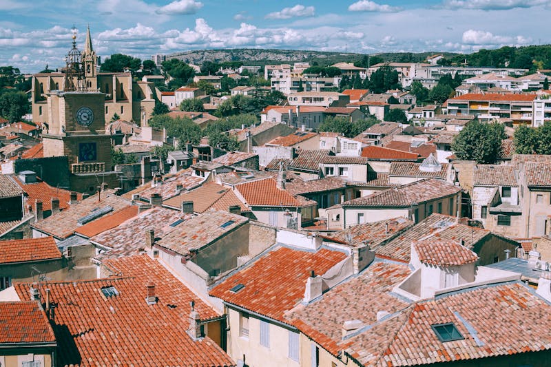 Vue sur un quartier classique de la vieille ville avec des maisons à toits de tuiles