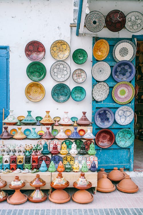 Assiettes Traditionnelles Avec Ornement Sur Le Marché Local