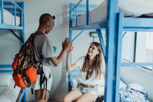 Gratis stockfoto met backpack, bedden, glimlachen