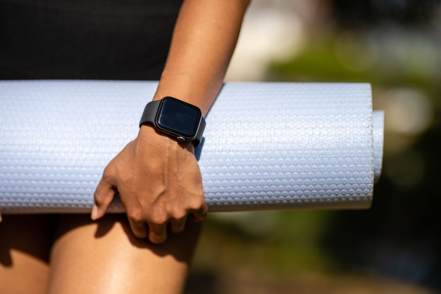 https://www.pexels.com/photo/a-person-wearing-apple-watch-4908545/