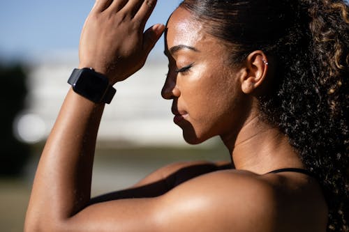 afrikalı-amerikalı kadın, akıllı saat, arka plan bulanık içeren Ücretsiz stok fotoğraf