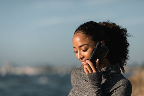 Kostnadsfri bild av kvinna, mobiltelefon, närbild