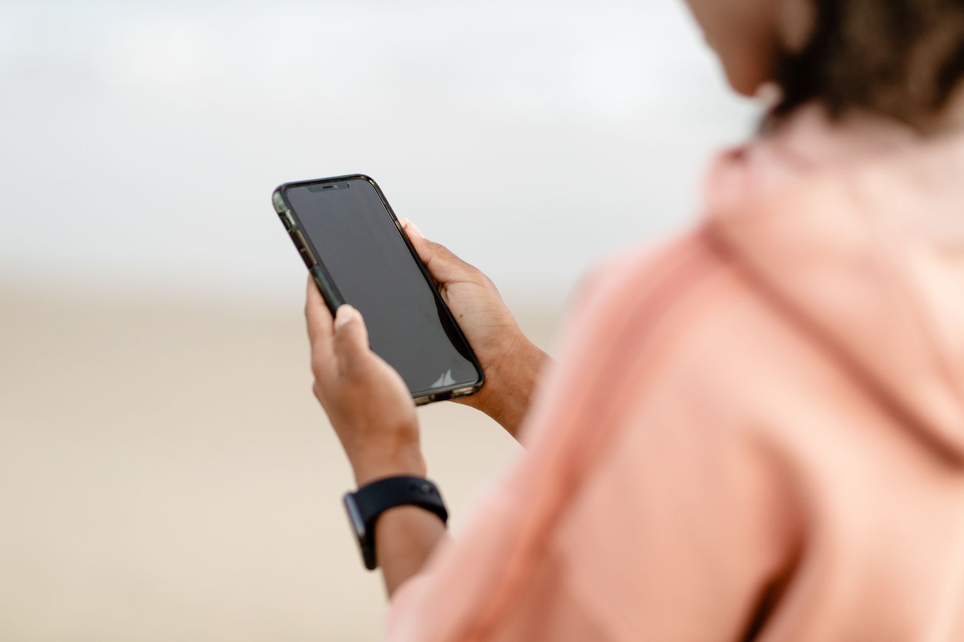 Telefonunda kredi kartı borcuna bakan bir kişi
