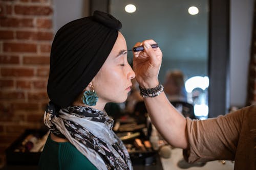 Femme En Robe à Fleurs Verte Et Blanche Portant Un Hijab Noir