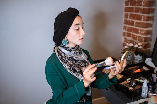 Femme En Chemise à Manches Longues Violette Et Hijab Noir Et Blanc