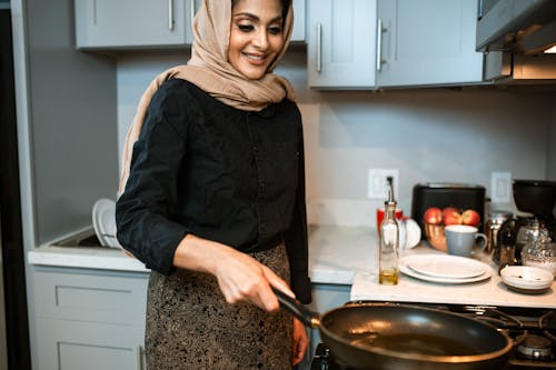 Récolte Femme Ethnique Heureuse Cuisine Dans Une Cuisine Moderne