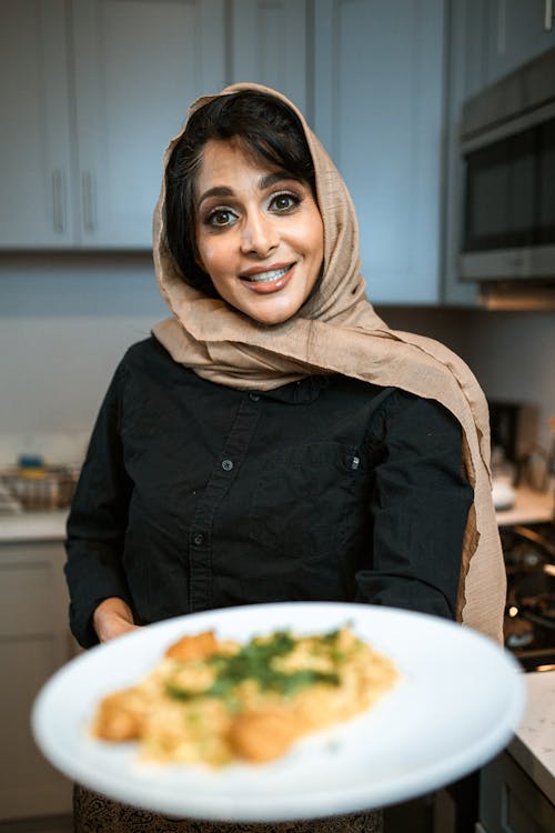 Femme En Hijab Marron Et Veste Noire Souriant