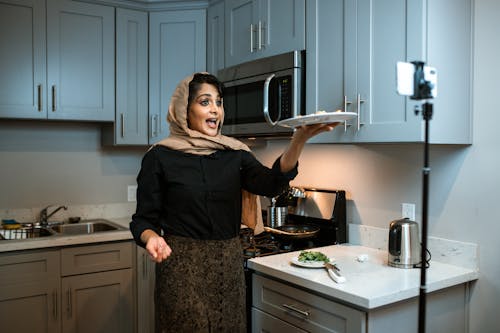 Femme En Veste Noire Debout Dans La Cuisine