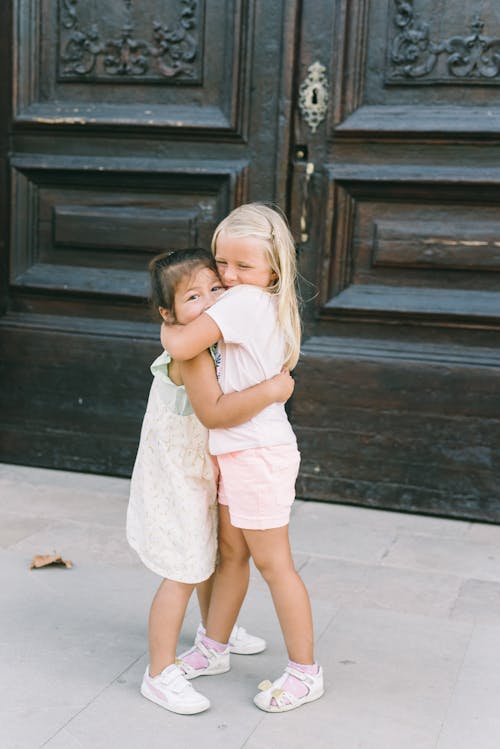 Ilmainen kuvapankkikuva tunnisteilla aasialainen tyttö, halaaminen, lapset Kuvapankkikuva
