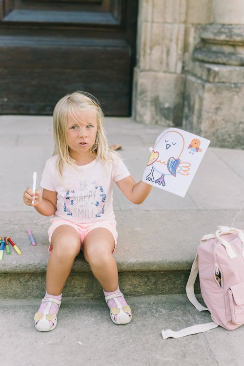 Meisje In Wit T Shirt En Witte Korte Broek, Zittend Op Een Betonnen Bankje Met Ijsje