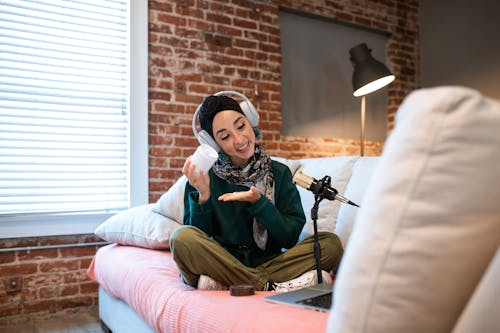 Wanita Berjilbab Hitam Putih Duduk Di Kursi Kayu Coklat