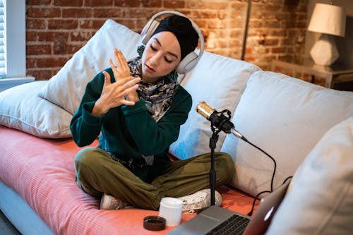 Vrouw In Grijze Hijab Zittend Op De Bank