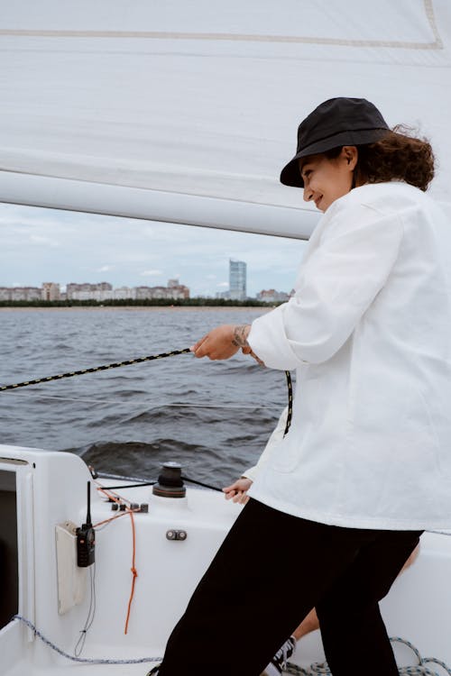 Free 白色的長袖襯衫和黑色的裙子，拿著黑色的釣魚竿的女人 Stock Photo