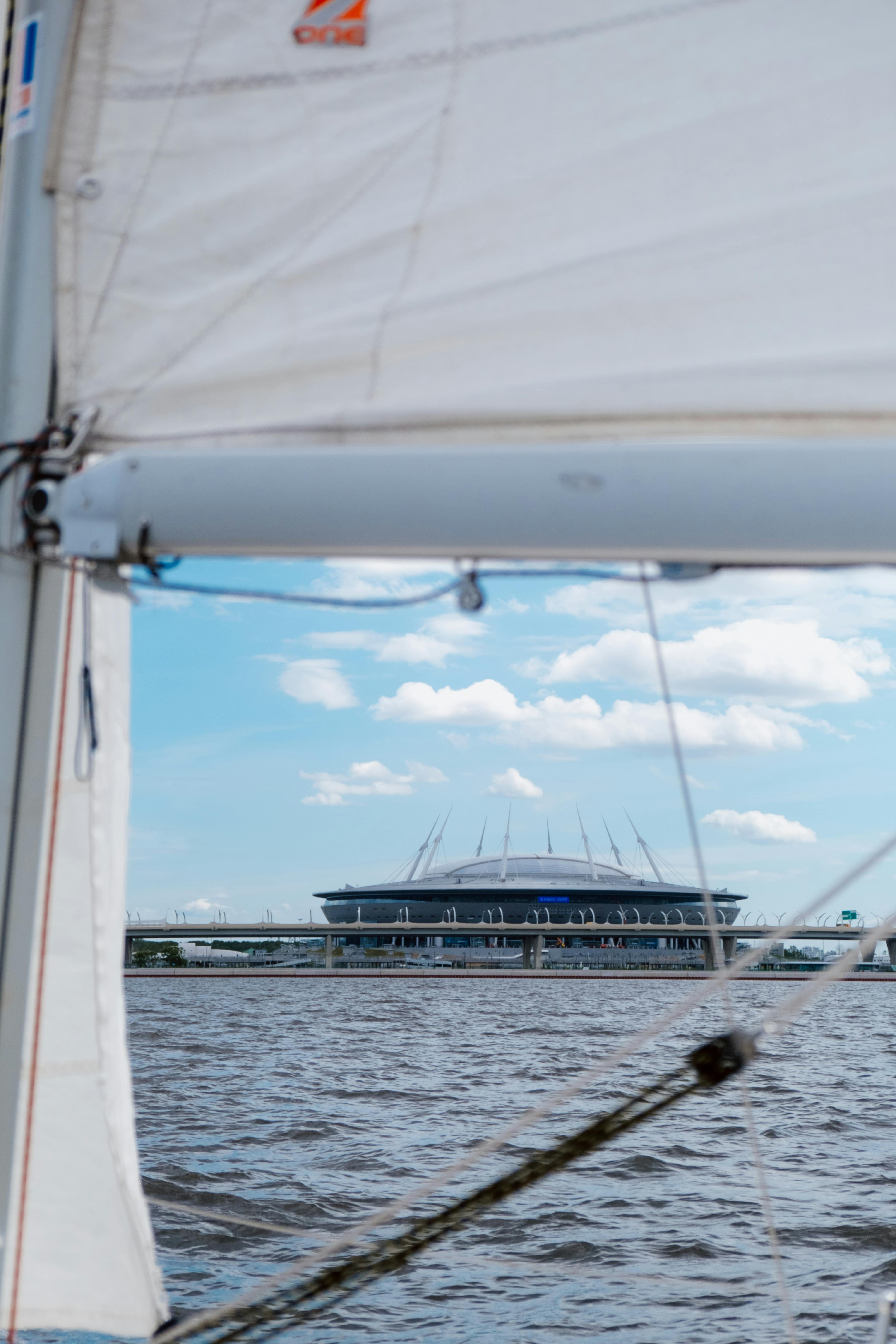 在阳光明媚的日子里，您可以欣赏现代体育场壮丽的海滨景色