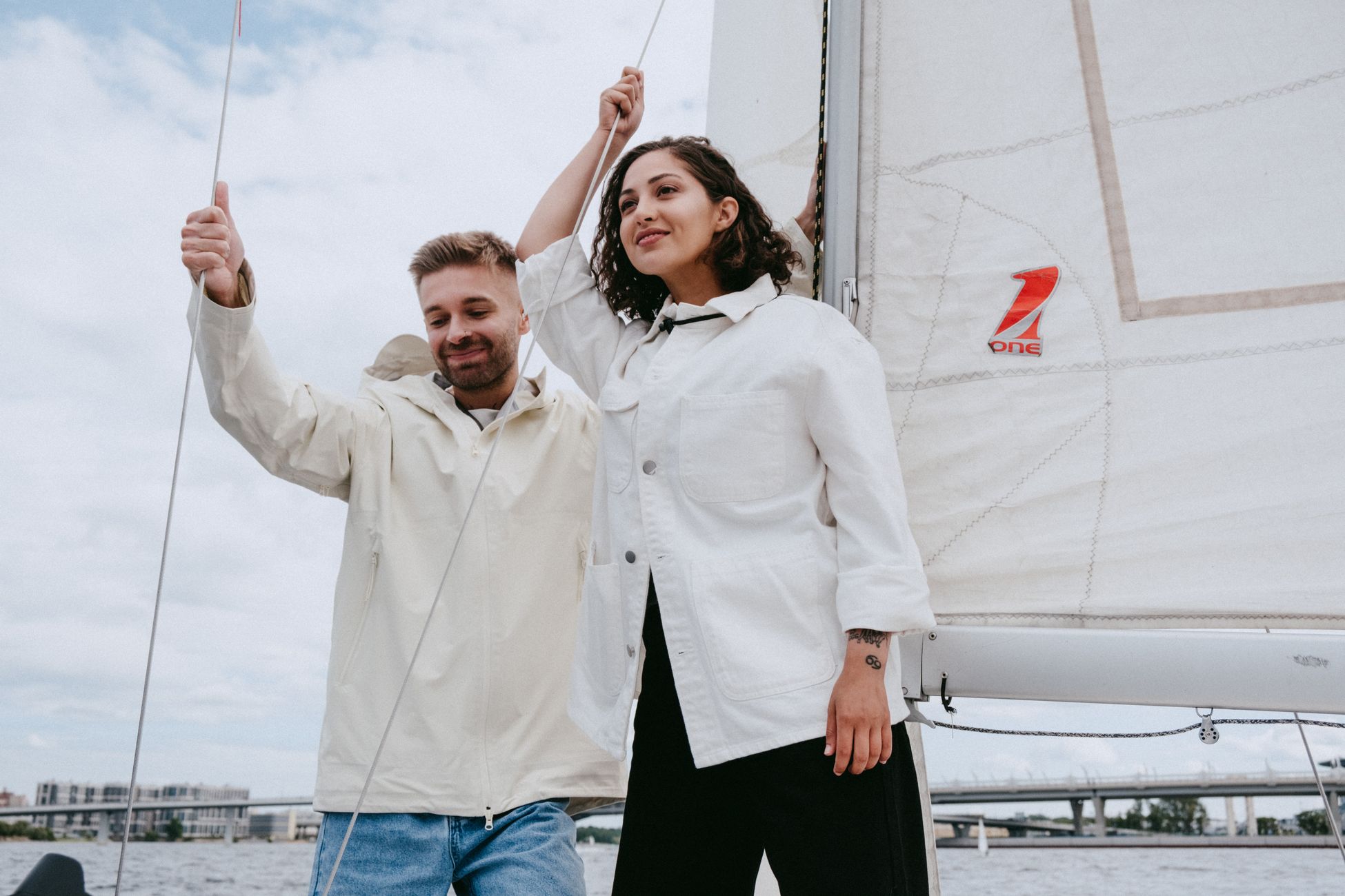 Kim Kardashian trekt aandacht in Monaco met Lewis Hamilton