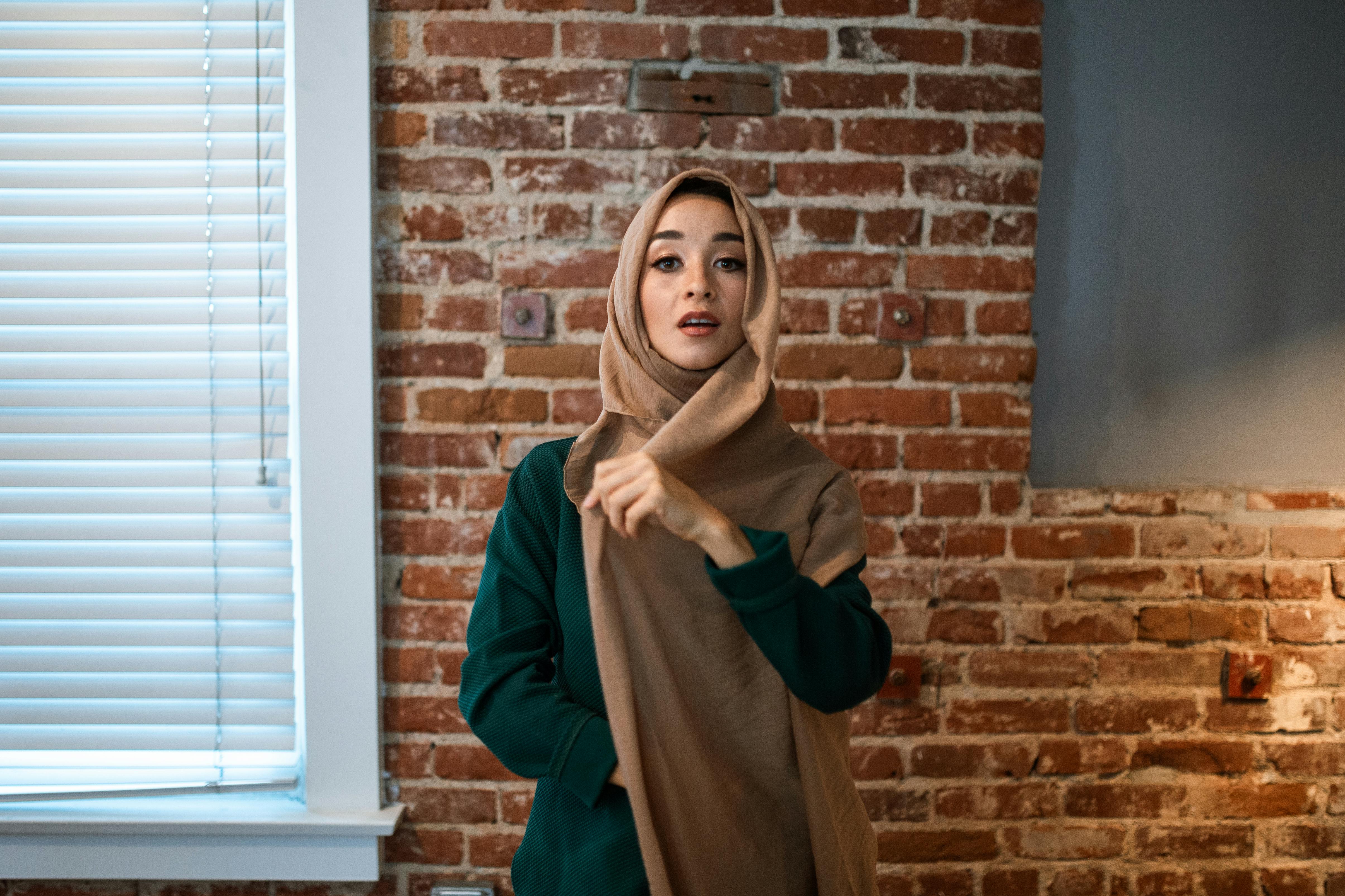 Gaya Outfit Layering untuk Hijabers 2025