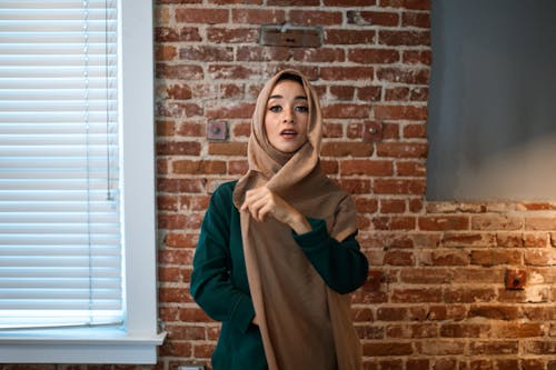 Mulher Em Um Hijab Marrom Em Pé Ao Lado Da Parede De Tijolos Marrons