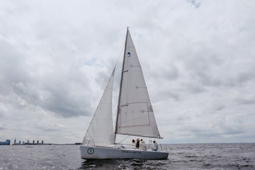 gratis Witte Zeilboot Op Zee Onder Witte Wolken Stockfoto