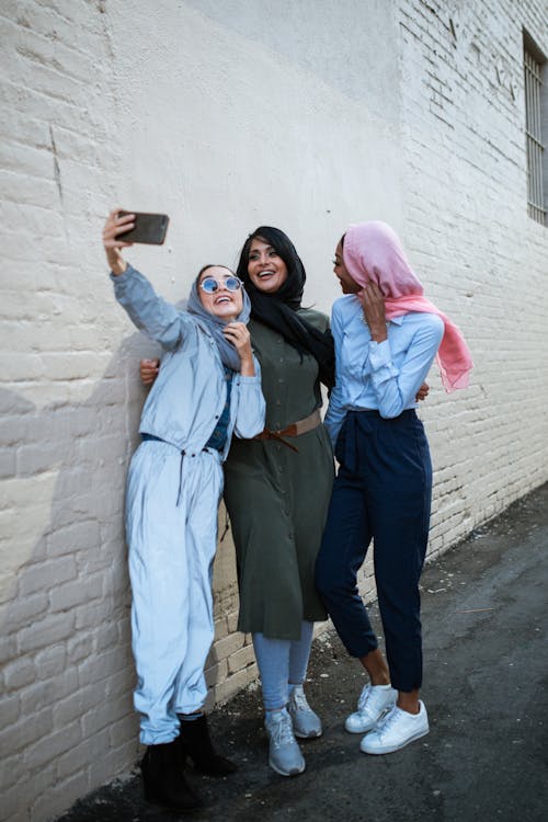 3 Wanita Berdiri Mengambil Selfie