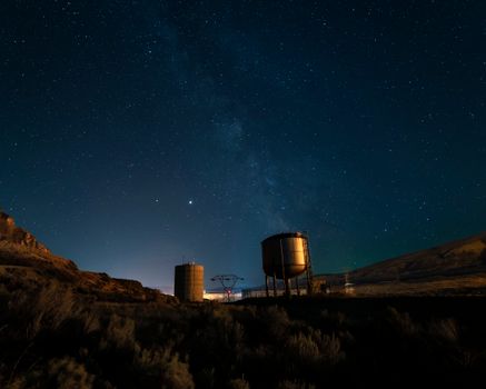 罗克岛华盛顿州的塔楼在星空映衬下，捕捉着银河系的辉煌