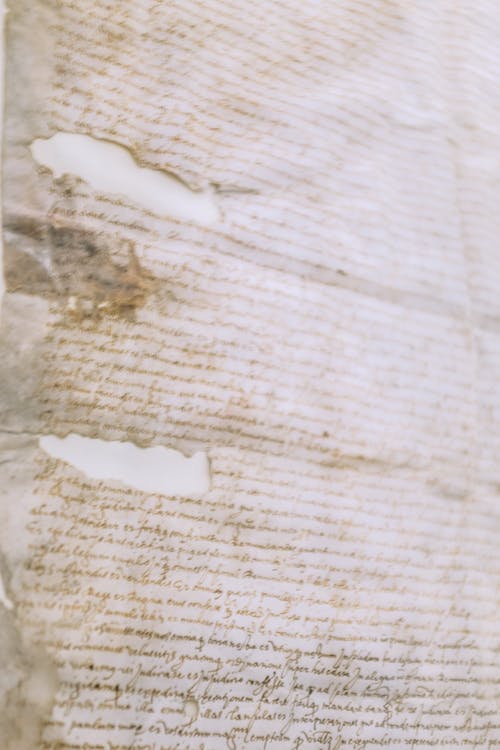 Surface Texturée De L'ancienne Feuille De Papier Déchiré Avec Texte Manuscrit