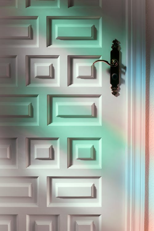 Gratis Pintu Bertekstur Putih Dengan Lampu Warna Warni Dan Gagang Besi Foto Stok