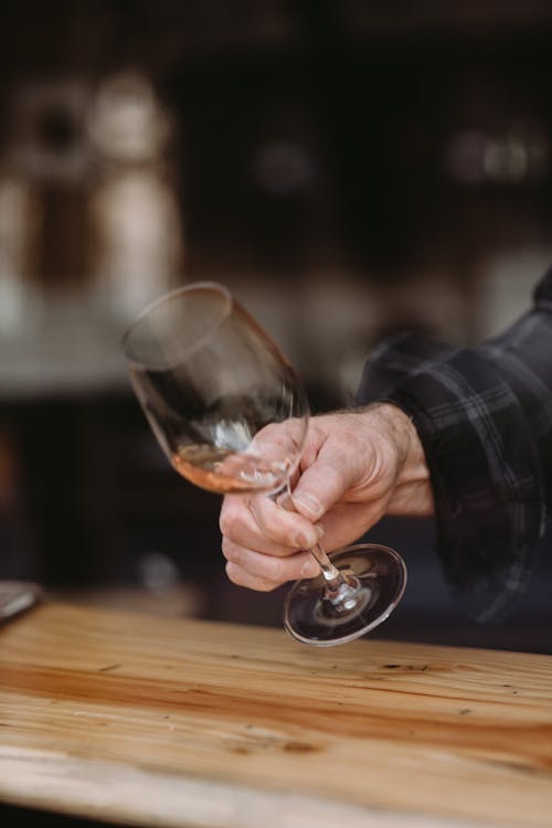 Homem Irreconhecível Aerando Vinho Antes De Degustar