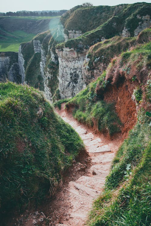 Étapes Dans Les Falaises Rocheuses Qui Descendent