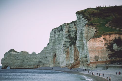 砂浜の岩の崖