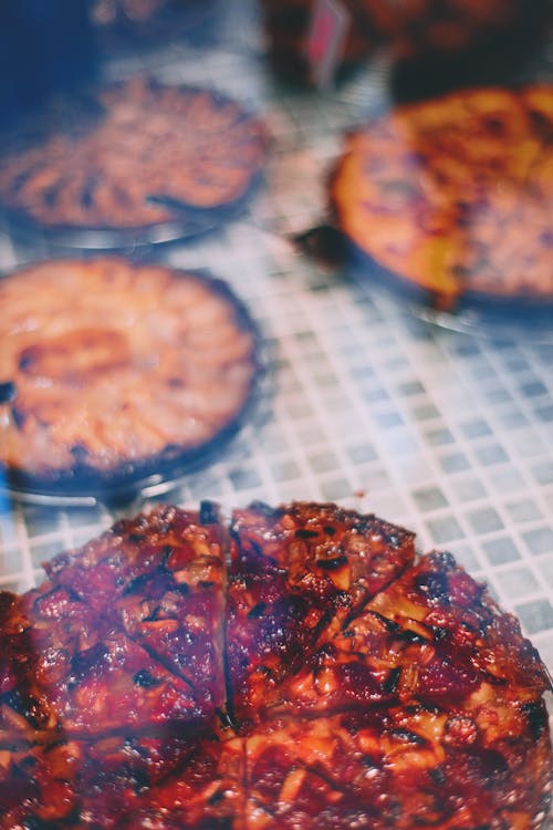 축제 행사 기간 동안 테이블에 모듬 맛있는 파이