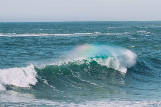 波浪般的海洋风景如画，白天水流湍急，地平线一望无际