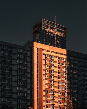 华沙摩天大楼的壮丽景色在引人注目的日落灯光映衬下，展现了现代城市建筑的魅力