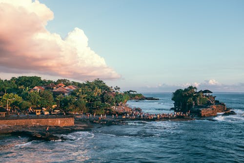 Costa Rochosa Com Viajantes Em Resort Marítimo