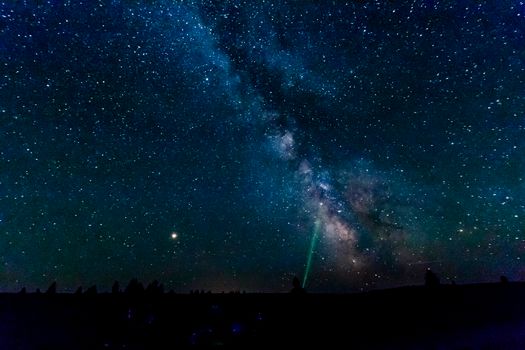 夜空景色令人惊叹，展现出银河系和无数星星