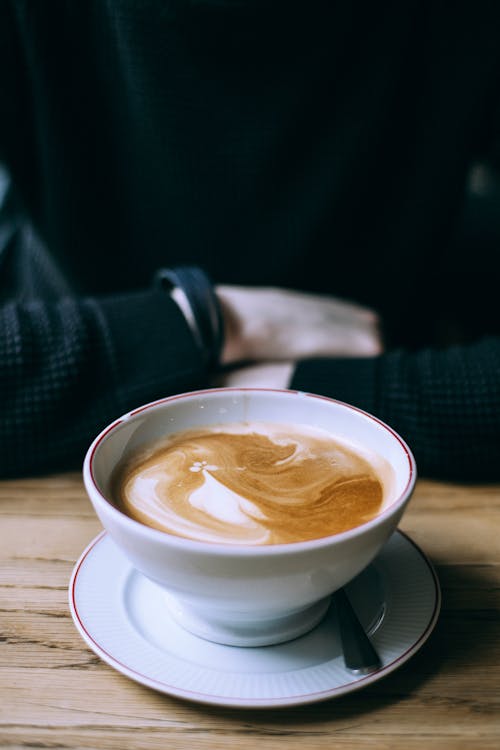 セラミックマグカップのカフェでコーヒーを飲む男