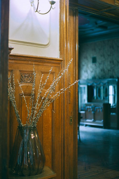 ドアの近くに植物が付いている花瓶