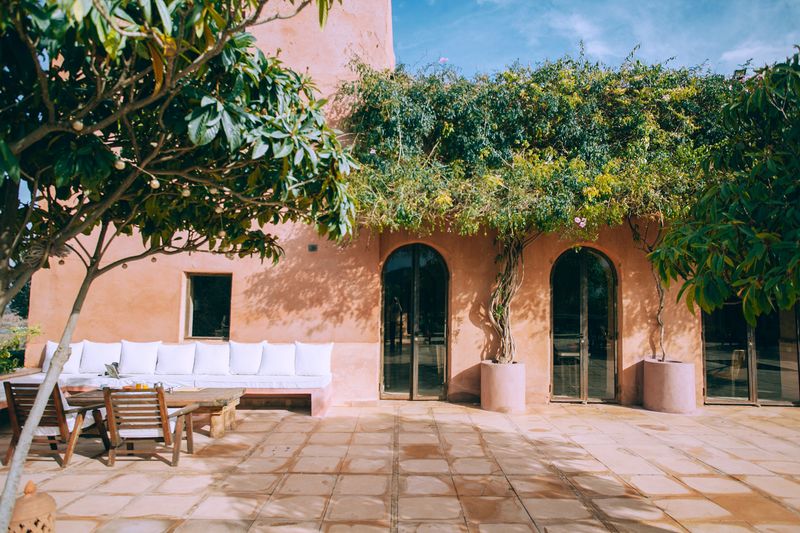 Terrasse mit Natursteinfliesen