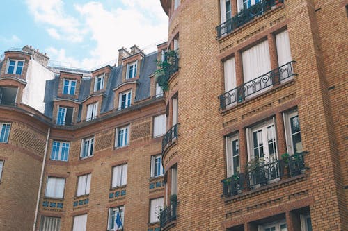 Mehrstufige Wohnhausfassade Mit Balkonen In Der Stadt