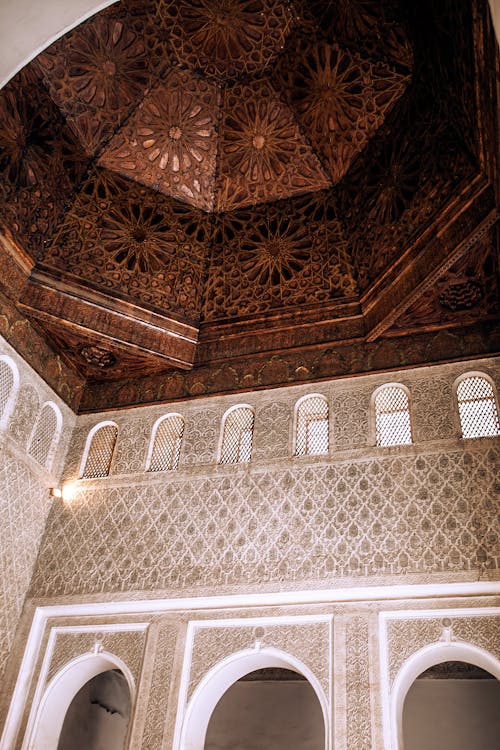 Antiguo Palacio De Piedra Con Cúpula Y Paredes Ornamentales