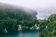 雾天，从上方俯瞰，青山间快速瀑布的壮丽景色在波纹河流附近展现