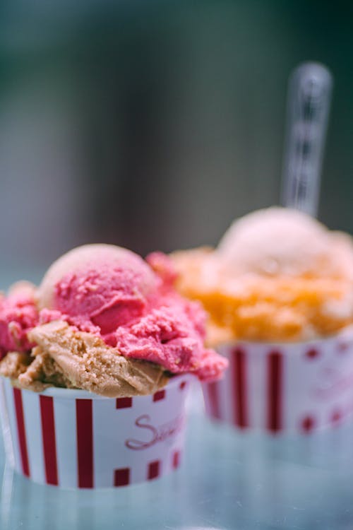 Helado Dulce En Vasos De Papel