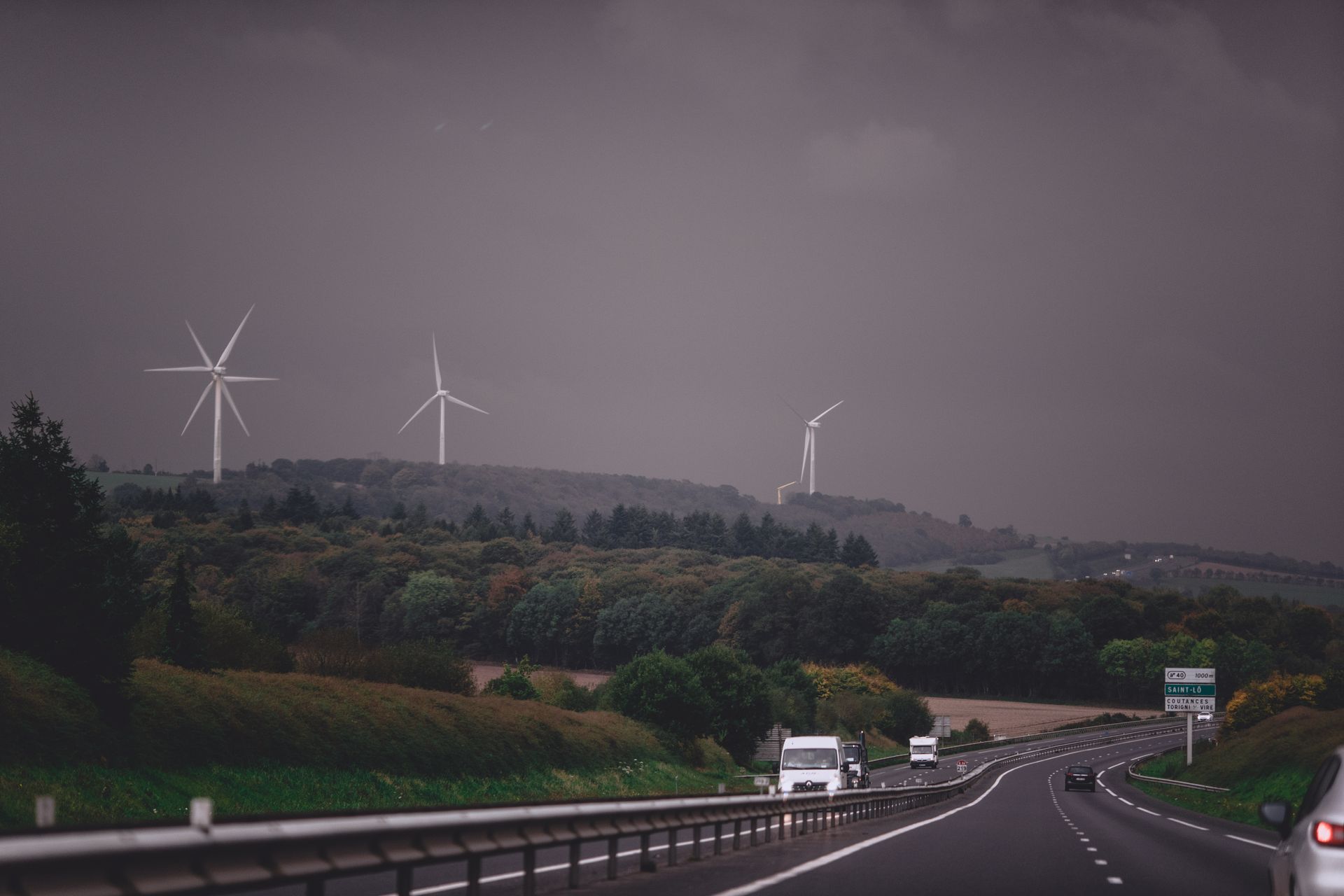 Aerogeneradores bajo un cielo gris