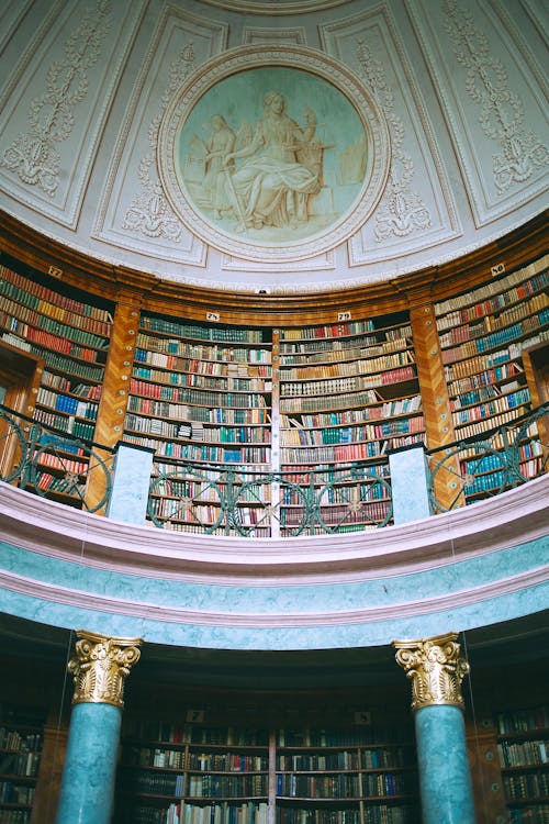 Biblioteka W Starym Kamiennym Pałacu Z Ornamentem Na ścianie