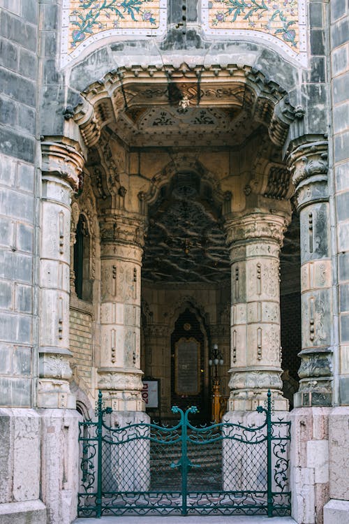 街の門のある老朽化した石造りの宮殿のファサード