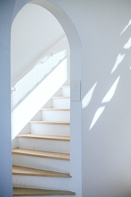 Современная лестница в доме под солнечным светом