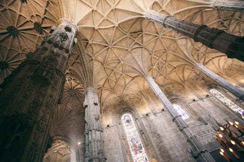 柱のある中世の大聖堂の内部
