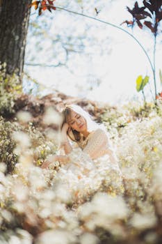 阳光明媚，一位成年女性在户外野花丛中放松身心，拥抱宁静