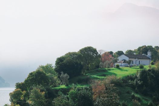 一座宁静的小屋坐落在青山之巅，俯瞰着下方宁静的河流