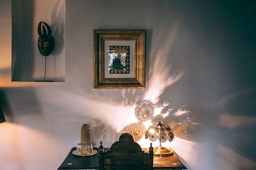 Gratis Interior Ruangan Gelap Dengan Lampu Oriental Di Atas Meja Foto Stok